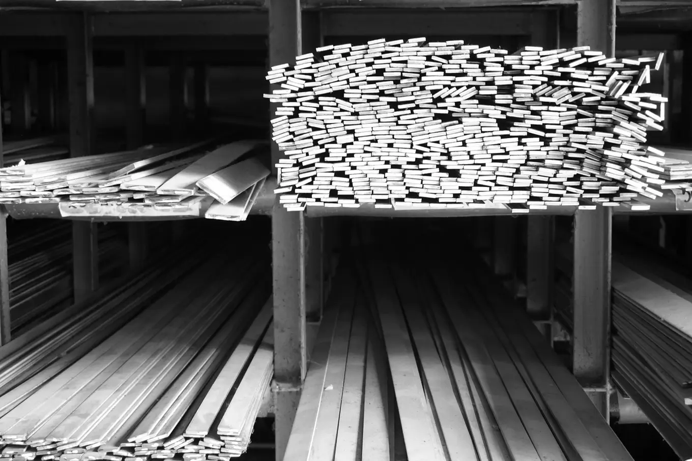 pręty płaskie na półkach